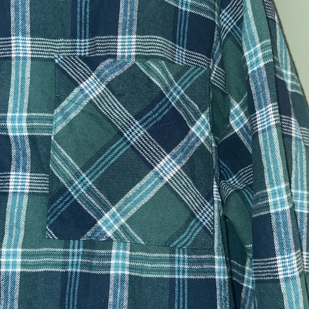 Green Plaid woman’s button down! Very soft flannel. Size xxlarge